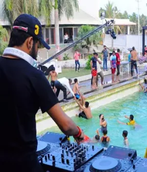 SUNDAY-DJ-POOL-PARTY